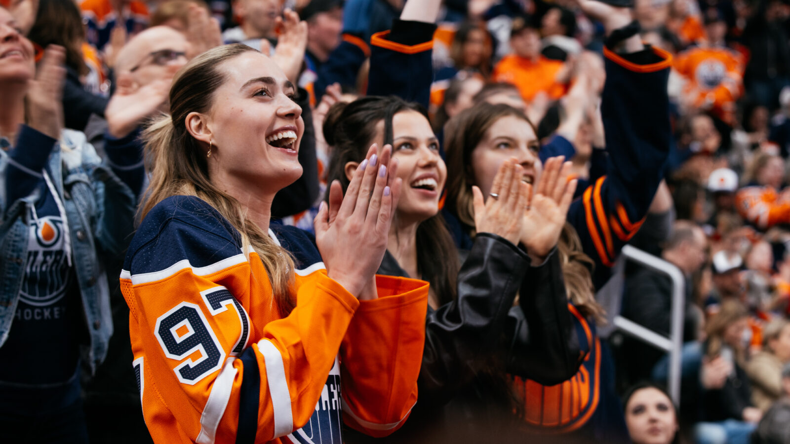 Juichen bij de Edmonton Oilers ijshockeywedstrijd © Cooper & O'Hara
